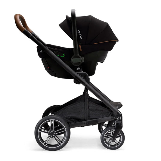 Silla para carro con sistema ISOFIX sin base PIPA™ URBN, innovadora instalación sin base, con una capota UPF 50+ integral, reposacabezas y funda, compatible con todos los coches de Nuna, homologada TUV para viajar en avión usando el cinturón - Nuna