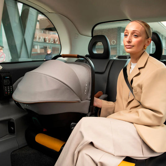 Silla para carro con sistema ISOFIX sin base PIPA™ URBN, innovadora instalación sin base, con una capota UPF 50+ integral, reposacabezas y funda, compatible con todos los coches de Nuna, homologada TUV para viajar en avión usando el cinturón - Nuna