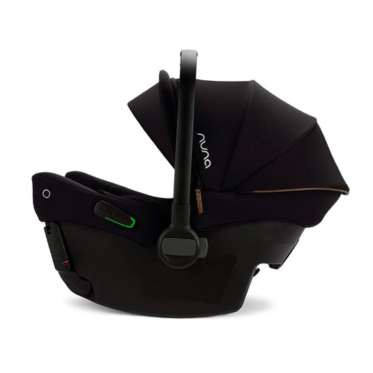 Silla para carro con sistema ISOFIX sin base PIPA™ URBN, innovadora instalación sin base, con una capota UPF 50+ integral, reposacabezas y funda, compatible con todos los coches de Nuna, homologada TUV para viajar en avión usando el cinturón - Nuna