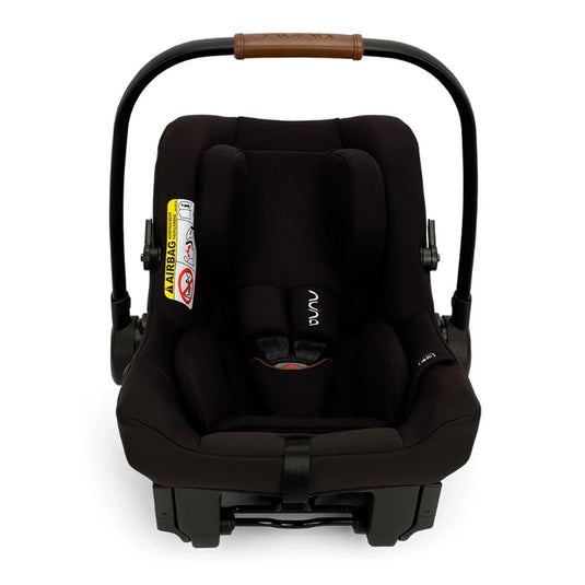 Silla para carro con sistema ISOFIX sin base PIPA™ URBN, innovadora instalación sin base, con una capota UPF 50+ integral, reposacabezas y funda, compatible con todos los coches de Nuna, homologada TUV para viajar en avión usando el cinturón - Nuna