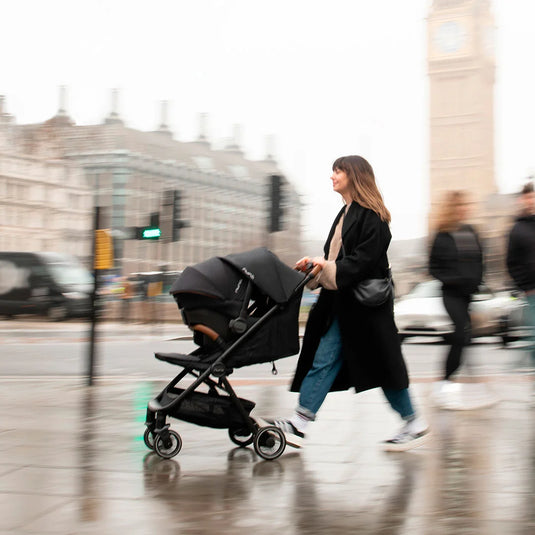 Silla para carro con sistema ISOFIX sin base PIPA™ URBN, innovadora instalación sin base, con una capota UPF 50+ integral, reposacabezas y funda, compatible con todos los coches de Nuna, homologada TUV para viajar en avión usando el cinturón - Nuna