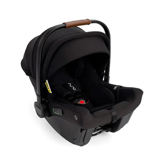 Silla para carro con sistema ISOFIX sin base PIPA™ URBN, innovadora instalación sin base, con una capota UPF 50+ integral, reposacabezas y funda, compatible con todos los coches de Nuna, homologada TUV para viajar en avión usando el cinturón - Nuna