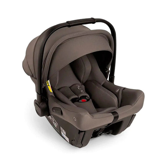Silla para carro con sistema ISOFIX sin base PIPA™ URBN, innovadora instalación sin base, con una capota UPF 50+ integral, reposacabezas y funda, compatible con todos los coches de Nuna, homologada TUV para viajar en avión usando el cinturón - Nuna