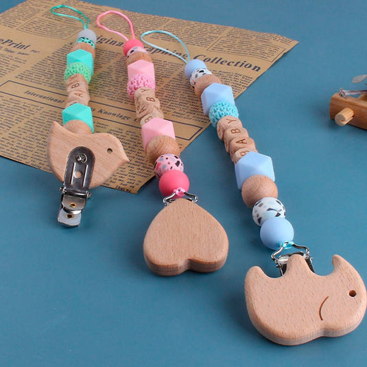 Portachupas con detalles en madera tallada para bebé, con figura de adorno en el gancho, cadena libre de BPA para chupete, soporte en clip para la ropa - Only Baby