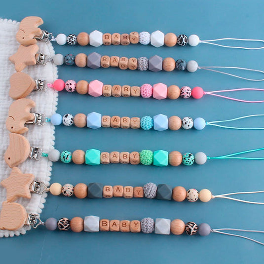 Portachupas con detalles en madera tallada para bebé, con figura de adorno en el gancho, cadena libre de BPA para chupete, soporte en clip para la ropa - Only Baby
