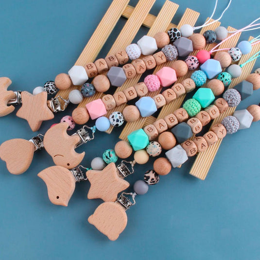 Portachupas con detalles en madera tallada para bebé, con figura de adorno en el gancho, cadena libre de BPA para chupete, soporte en clip para la ropa - Only Baby