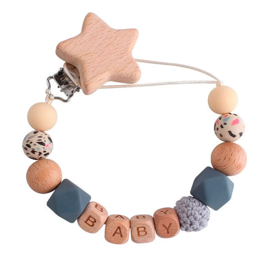 Portachupas con detalles en madera tallada para bebé, con figura de adorno en el gancho, cadena libre de BPA para chupete, soporte en clip para la ropa - Only Baby