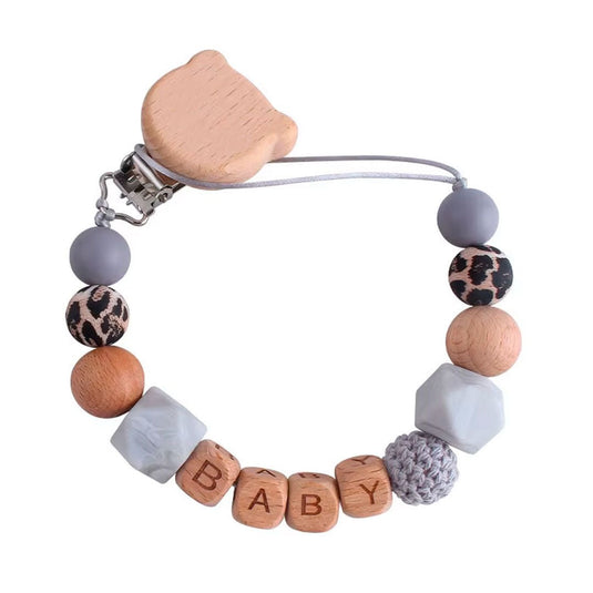 Portachupas con detalles en madera tallada para bebé, con figura de adorno en el gancho, cadena libre de BPA para chupete, soporte en clip para la ropa - Only Baby