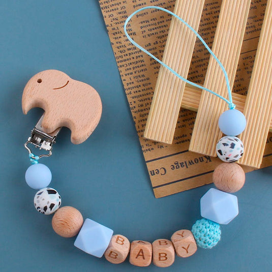 Portachupas con detalles en madera tallada para bebé, con figura de adorno en el gancho, cadena libre de BPA para chupete, soporte en clip para la ropa - Only Baby