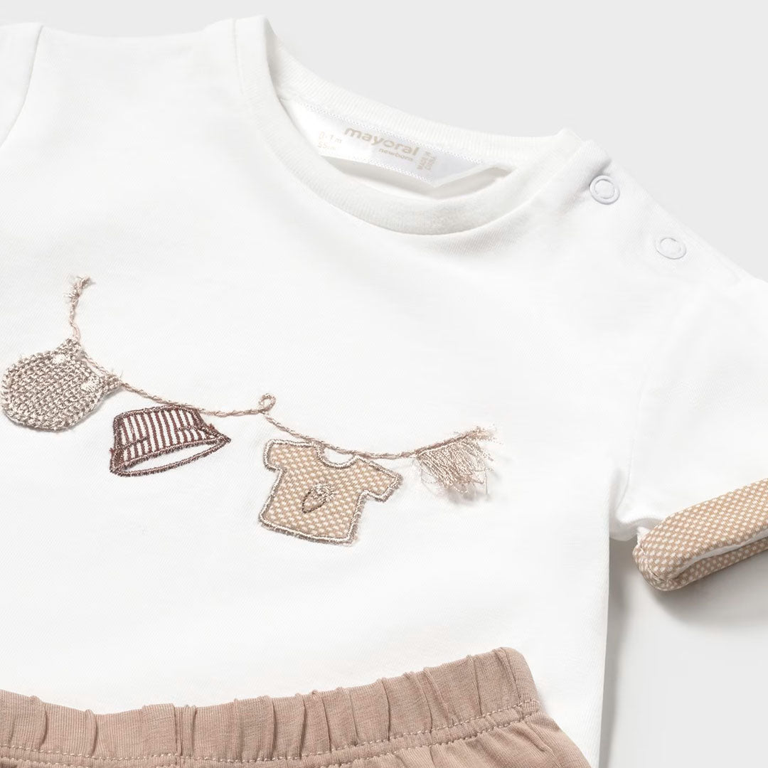 Set 2pz camiseta con diseño bordado y short, hecho en tela transpirable e hipoalergénica, ajuste de botones en el hombro - Mayoral