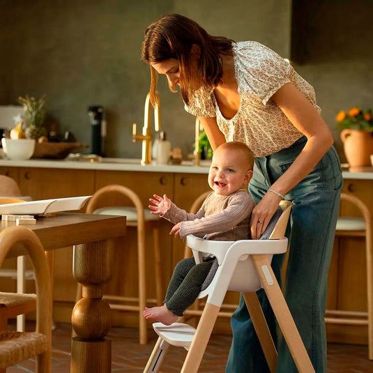 Silla comedor BRYN alta de lujo con diseño holandés, diseñada para usarse hasta aproximadamente los 6 años, con reposapiés ajustable y cinturón con tres puntos de ajustes, elaborada con madera de alta calidad - Nuna