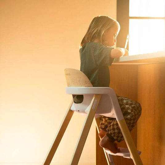 Silla comedor BRYN alta de lujo con diseño holandés, diseñada para usarse hasta aproximadamente los 6 años, con reposapiés ajustable y cinturón con tres puntos de ajustes, elaborada con madera de alta calidad - Nuna