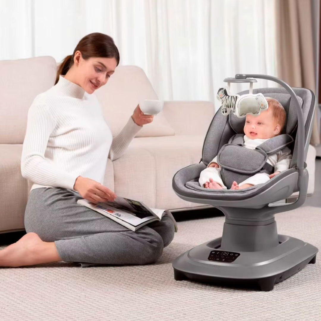Silla mecedora 360° ajustable y control mediante APP, cuenta con pantalla táctil y control por medio de APP, 5 modos de balanceo, cuenta con 12 melodías grabadas, posiciones de reclinado - Mastela