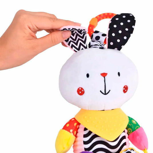 Sonajero peluche con bandana de rascaencias suave, móvil para colgar, hecho en material suave hipoalergénico, diseño y colores llamativos, con cascabel y mordedor