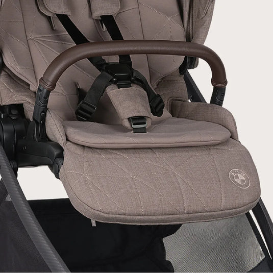 Coche paseador SWIV BMW Collection con rotación 360° en las cuatro ruedas, asiento reversible, chasis de fibra de carbono y plegado compacto - Nuna
