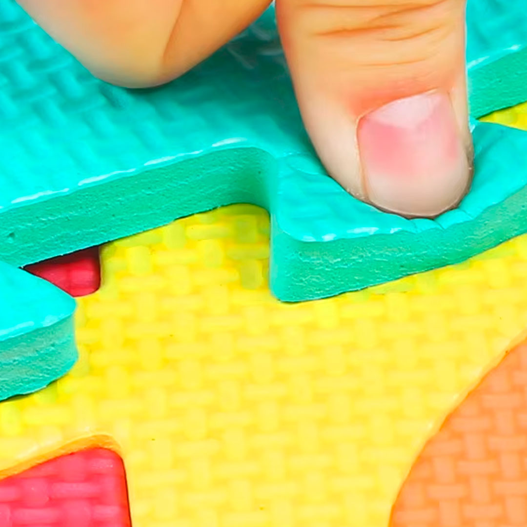 Tapete didáctico rompecabezas de 16pz, hecho en foami resistente al agua con figuras en la mitad, de colores vibrantes que llaman la atención del bebé