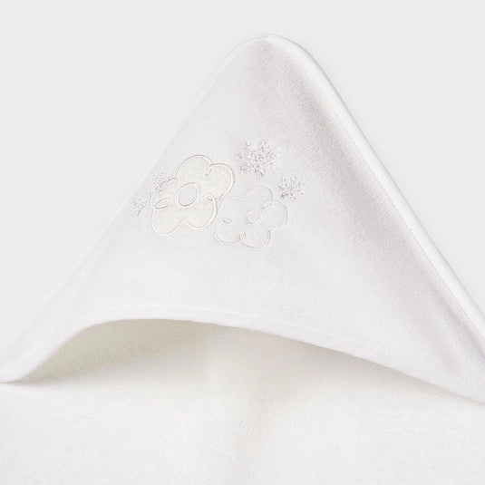 Toalla de baño blanca con capucha para bebé, con diseño bordado de florecitas en la capucha, hecha 100% en algodón, capa con diseño envolvente con la que podrás secar y abrigar a tu bebé después del baño - Mayoral