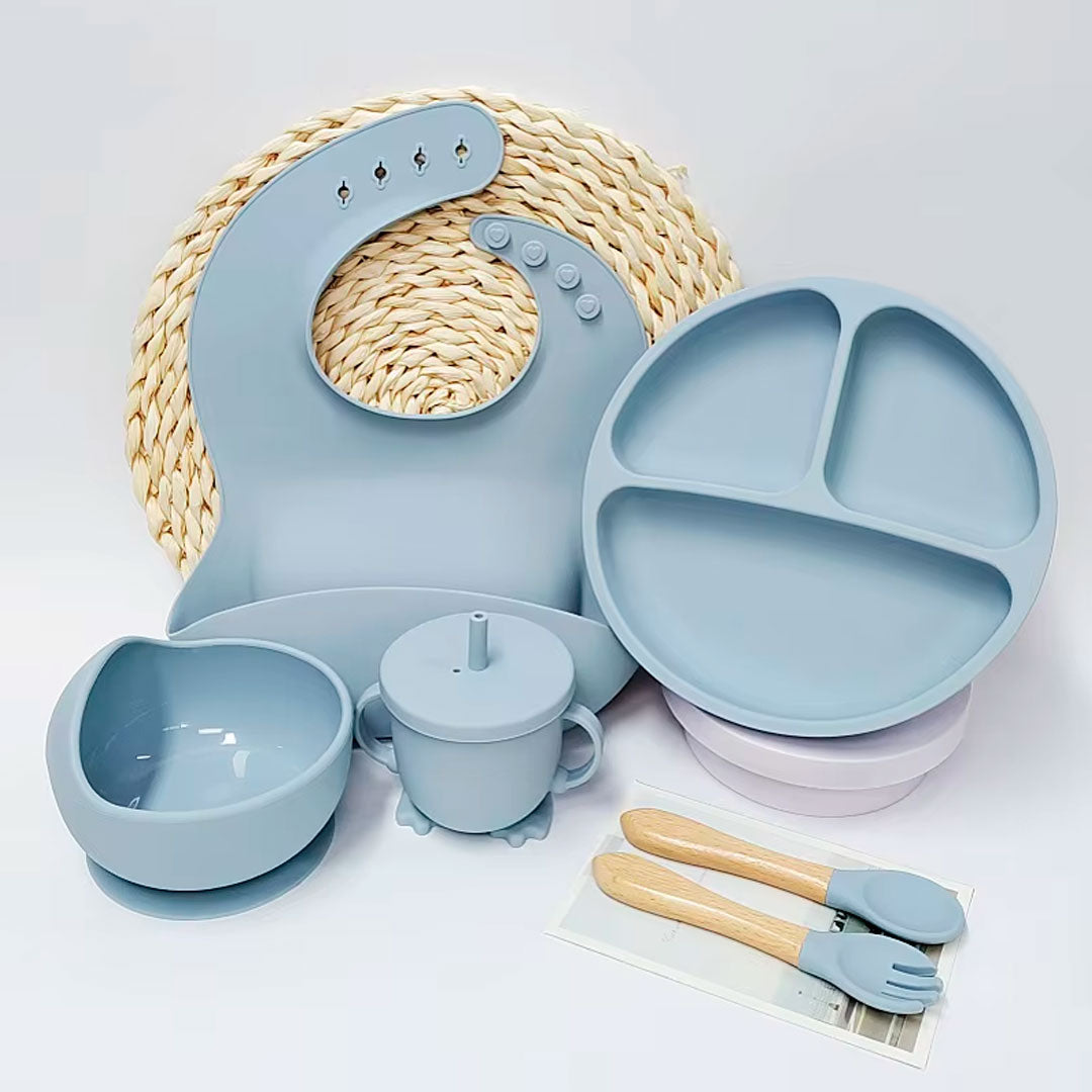 Vajilla 7pz en silicona grado alimenticio, 100% libre de BPA, cubiertos de silicona suave con mango en madera, adhesión a superficie plana, con babero recolector