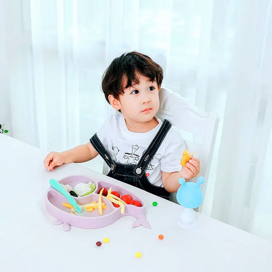 Set vajilla 8pz en silicona diseño Ballenita, combo de alimentación complementaria, 100% libre de BPA, set de babero, plato, tazón y cubiertos, hechos en material calidad alimenticia y resistente - Color & Life