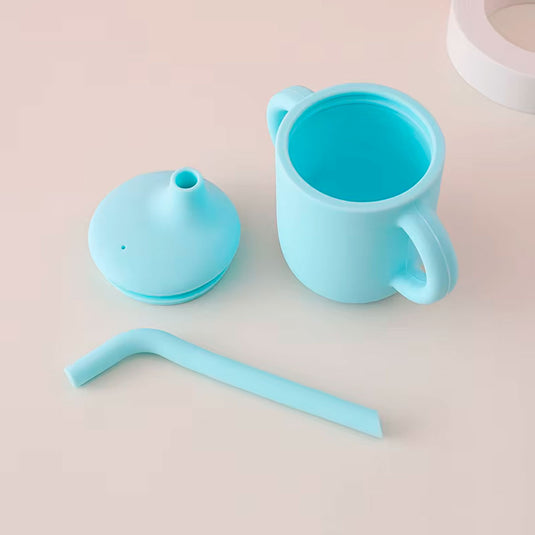 Vaso pitillo en silicona 100% libre de BPA, con asas laterales para facilitar su agarre, de 5oz, con sistema antiderrame, fácil de lavar