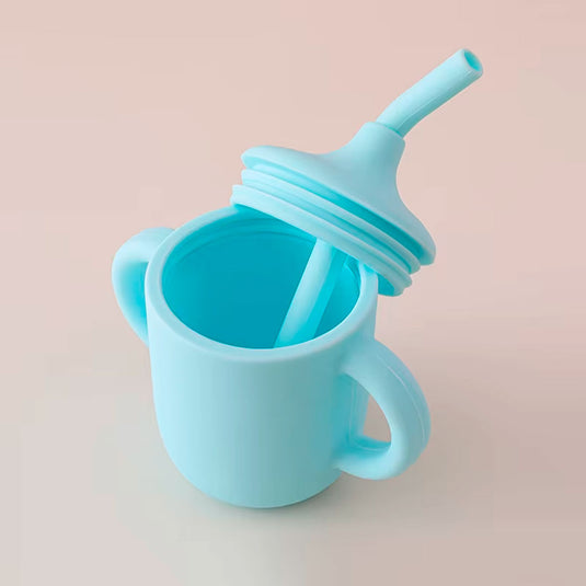 Vaso pitillo en silicona 100% libre de BPA, con asas laterales para facilitar su agarre, de 5oz, con sistema antiderrame, fácil de lavar