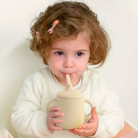 Vaso pitillo en silicona 100% libre de BPA, con asas laterales para facilitar su agarre, de 5oz, con sistema antiderrame, fácil de lavar