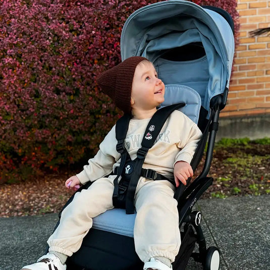 Coche de paseo Stokke YOYO3 desde los 6 meses, ultraligero y plegable en un instante, con capota anti-UV y arnés de 5 puntos, hasta los 4 años - Stokke
