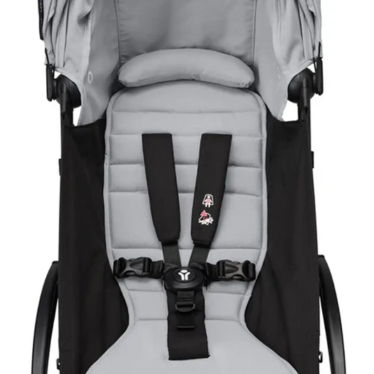 Coche de paseo Stokke YOYO3 desde los 6 meses, ultraligero y plegable en un instante, con capota anti-UV y arnés de 5 puntos, hasta los 4 años - Stokke