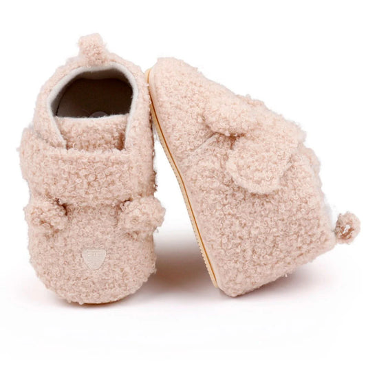 Zapatos cálidos ovejeros con diseño de osito para bebé, con suela antideslizante, hechos en material resistente e hipoalergénico, cómodo cierre ajustable en velcro