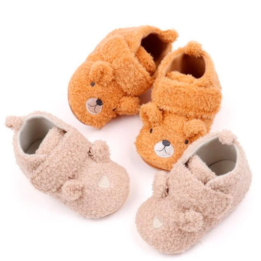 Zapatos cálidos ovejeros con diseño de osito para bebé, con suela antideslizante, hechos en material resistente e hipoalergénico, cómodo cierre ajustable en velcro