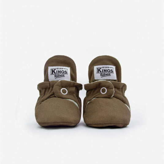 Zapatitos gamuza Cozy World - Edición Limitada, color Chai - Kings & Rebels