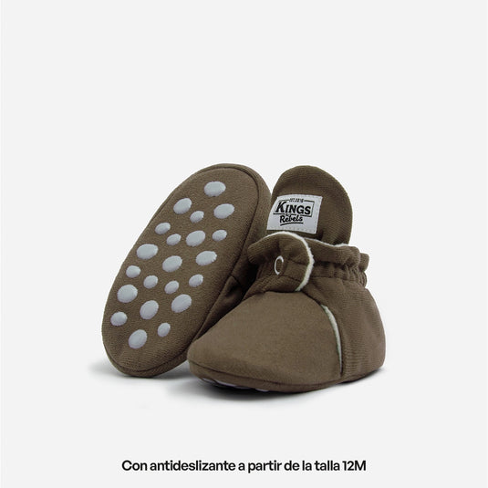 Zapatitos gamuza Cozy World - Edición Limitada, color Chai - Kings & Rebels
