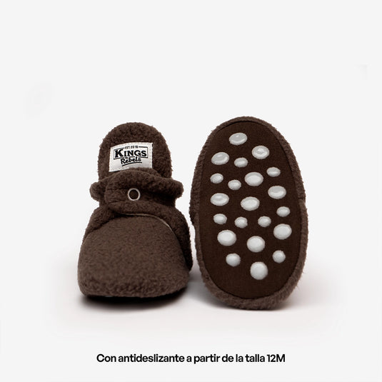 Zapatitos gamuza Cozy World - Edición Limitada, color Chocolate - Kings & Rebels