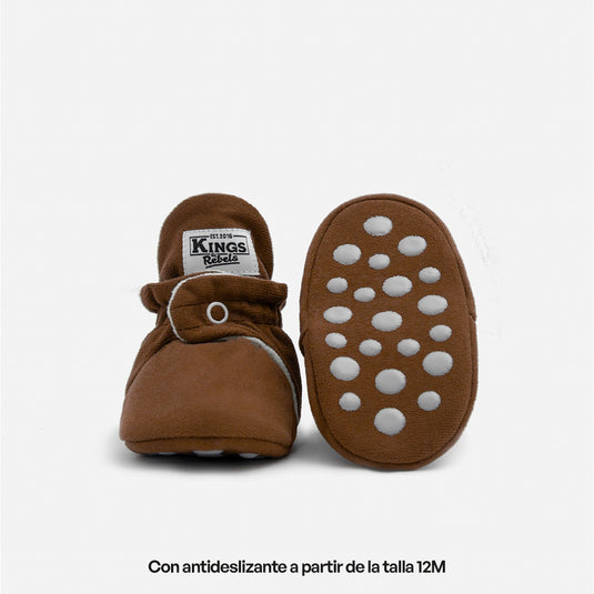 Zapatitos gamuza Cozy World - Edición Limitada, color Cinnamon - Kings & Rebels