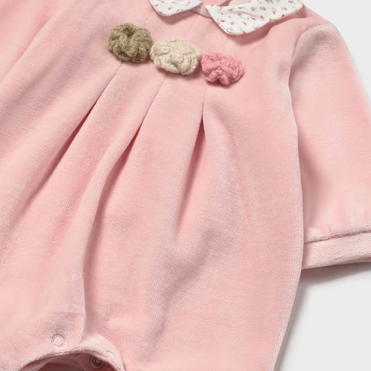 Pijama enteriza afelpada para recién nacida con cuello bordado, color Rosa baby - Mayoral