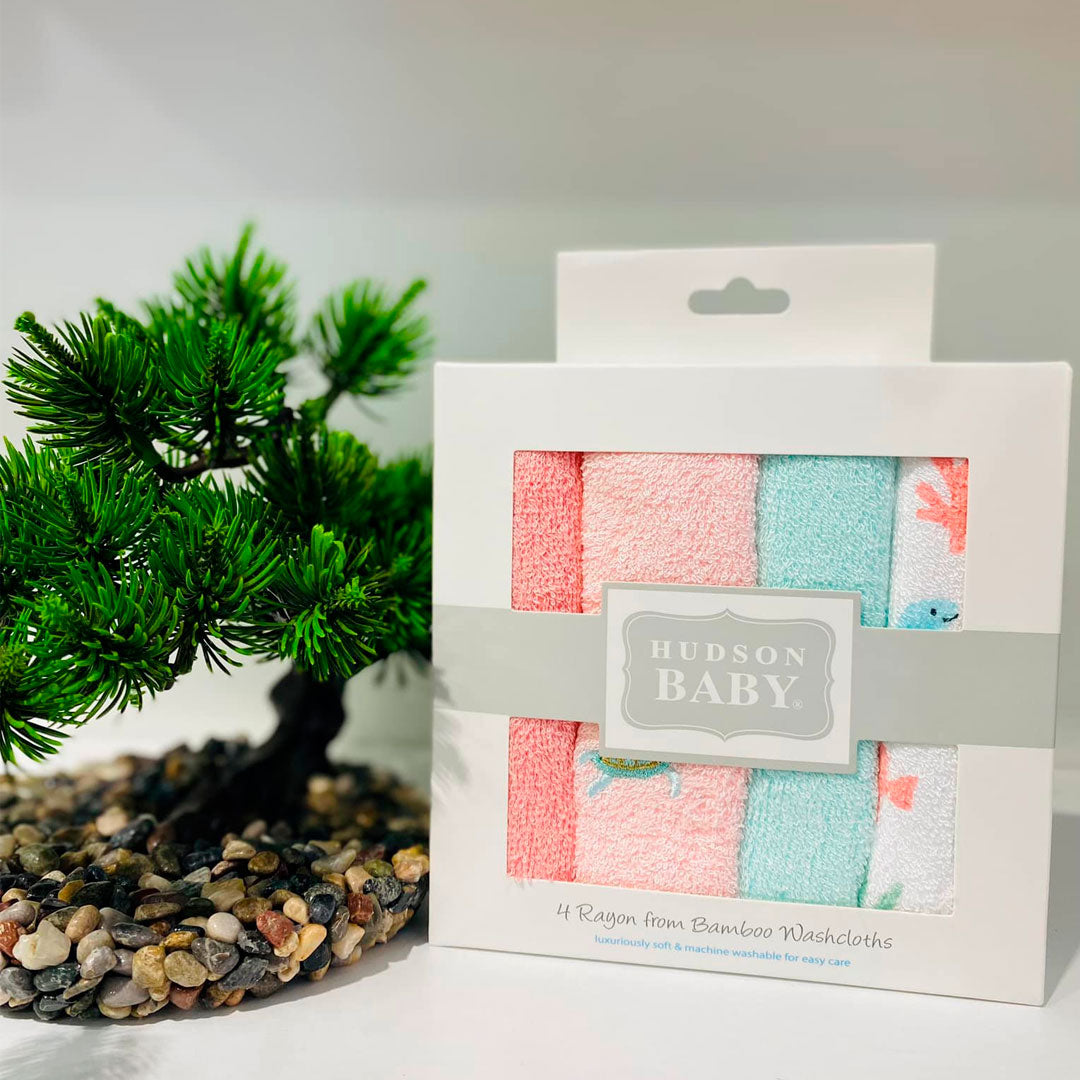 Set en caja de babitas en algodón x4 unidades, paquete de toallitas de diferentes colores y diseños para bebés, hechas en material suave y absorbente, de tamaño ideal para llevar a todos lados - Hudson Baby