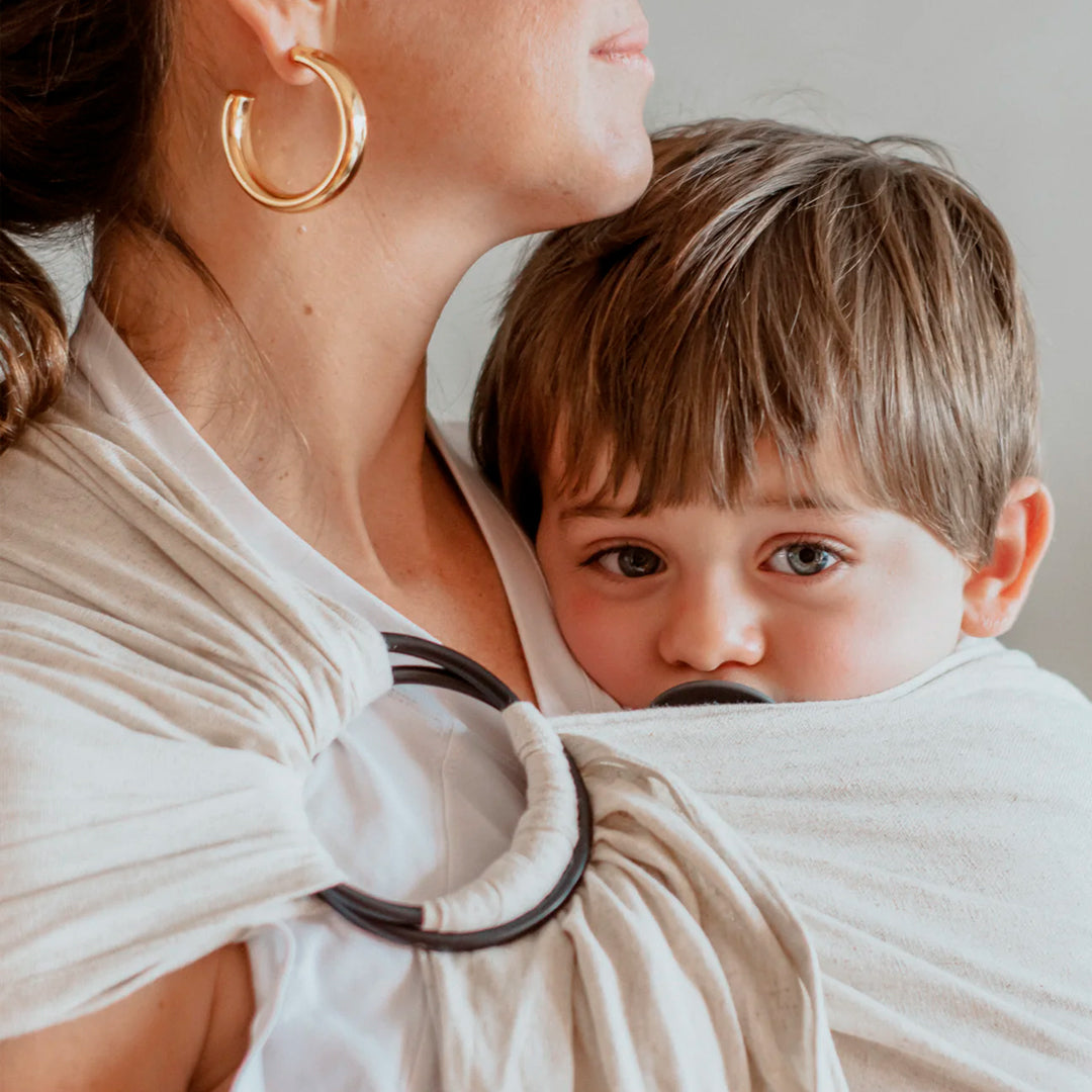 Bandolera de lino color arena, fular para niños y bebés con anillas doradas - Kargo