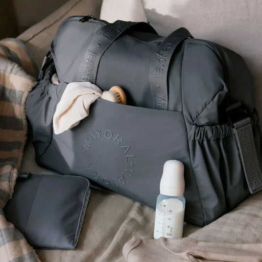 Bolso pañalera moderno con exterior de polipiel, espacioso, bolsillos en los laterales, con bolsillos interiores que permiten una mejor organización, incluye un asa larga desmontable para llevar como bandolera - Mayoral