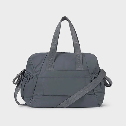 Bolso pañalera moderno con exterior de polipiel, espacioso, bolsillos en los laterales, con bolsillos interiores que permiten una mejor organización, incluye un asa larga desmontable para llevar como bandolera - Mayoral