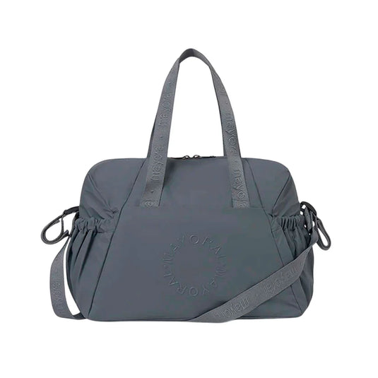 Bolso pañalera moderno con exterior de polipiel, espacioso, bolsillos en los laterales, con bolsillos interiores que permiten una mejor organización, incluye un asa larga desmontable para llevar como bandolera - Mayoral