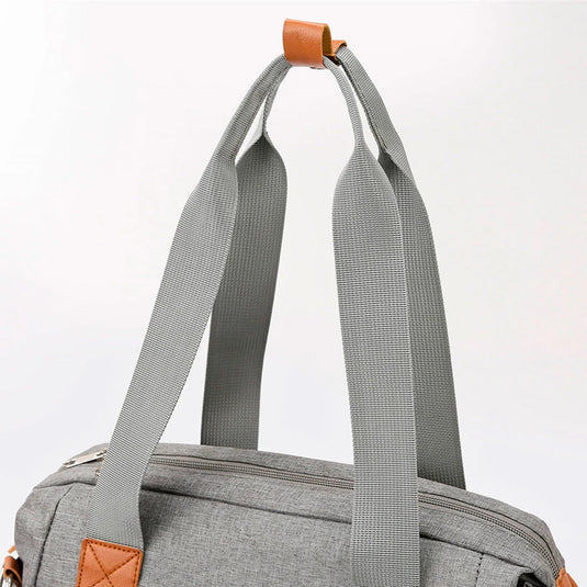 Bolso pañalera con diseño frontal tejido y monedero