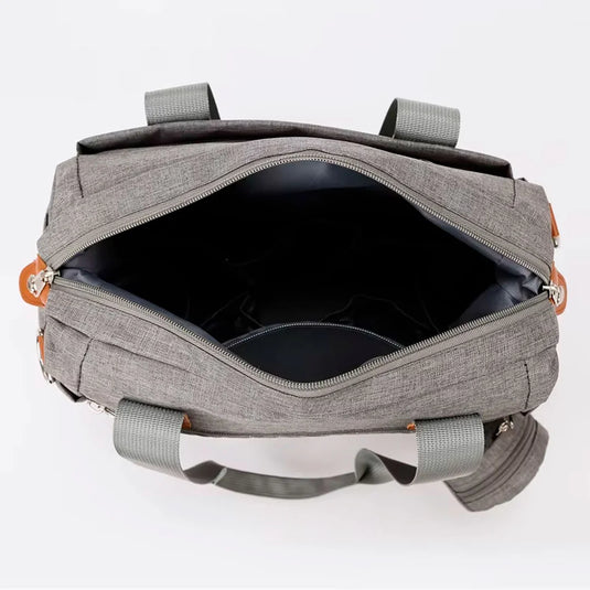 Bolso pañalera con diseño frontal tejido y monedero