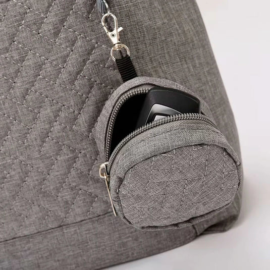 Bolso pañalera con diseño frontal tejido y monedero