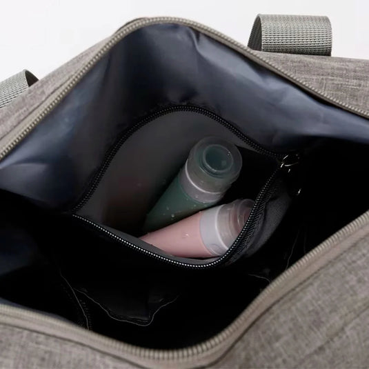 Bolso pañalera con diseño frontal tejido y monedero