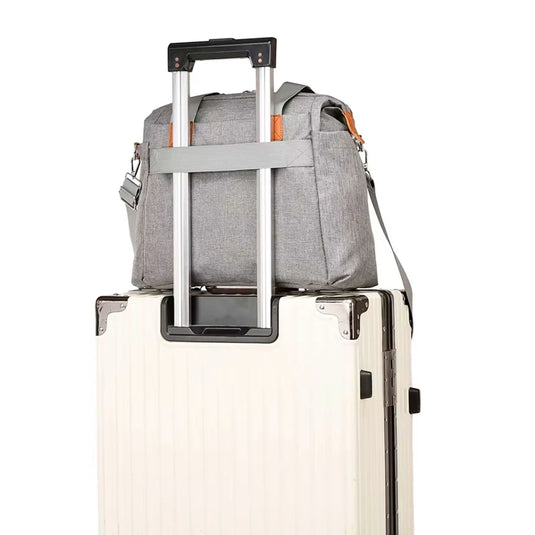 Bolso pañalera con diseño frontal tejido y monedero