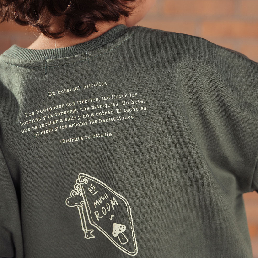 Buzo verde militar estampado trébol amarillo, hecho en tela suave y delicada al tacto, con diseño estampado en el frente y un detalle narrativo en la parte trasera - LOBSTER mini