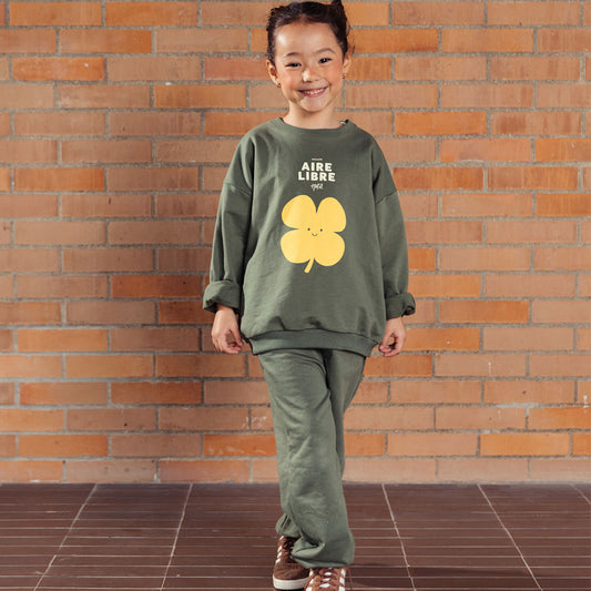 Buzo verde militar estampado trébol amarillo, hecho en tela suave y delicada al tacto, con diseño estampado en el frente y un detalle narrativo en la parte trasera - LOBSTER mini