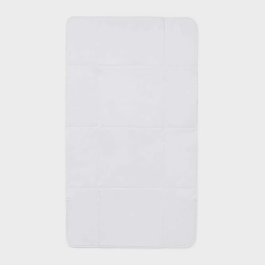 Cambiador portátil plegable y compacto para bebé, imprescindible para atender a tu peque fuera de casa, moderno exterior de polipiel, con adorable diseño estampado - Mayoral