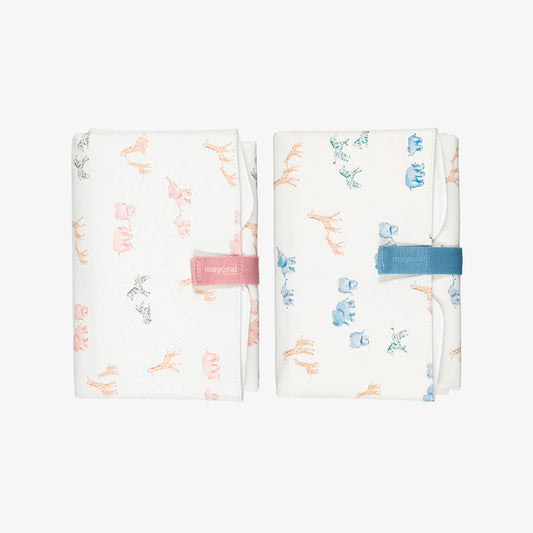 Cambiador portátil plegable y compacto para bebé, imprescindible para atender a tu peque fuera de casa, moderno exterior de polipiel, con adorable diseño estampado - Mayoral