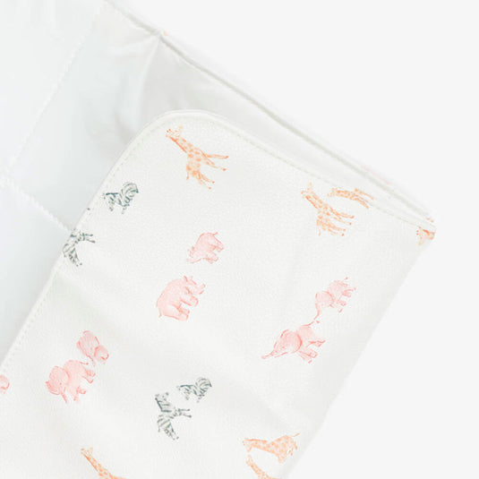 Cambiador portátil plegable y compacto para bebé, imprescindible para atender a tu peque fuera de casa, moderno exterior de polipiel, con adorable diseño estampado - Mayoral